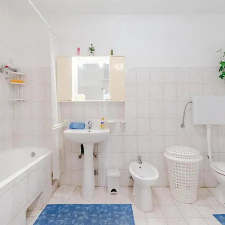 アパート Ljubo トロギール