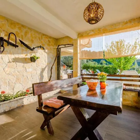 Ljubo トロギール